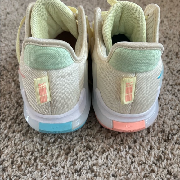 NIKE size 7.5 - Picture 3 of 5